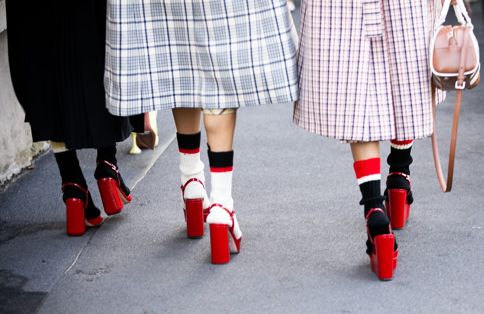 Skarpetki i sandały – jak noszą ten zestaw it-girls?