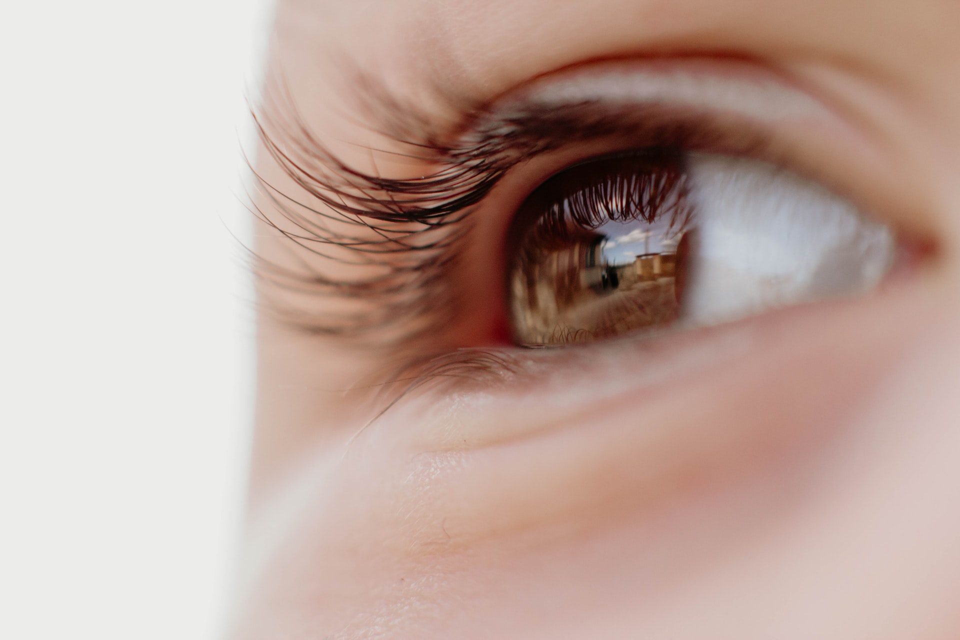 Kompresy żelowe na oczy – dlaczego warto po nie sięgać i jak ich prawidłowo używać?