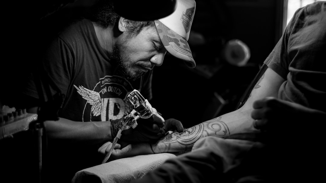 Techniki usuwania tatuażu — jak działa ten proces?