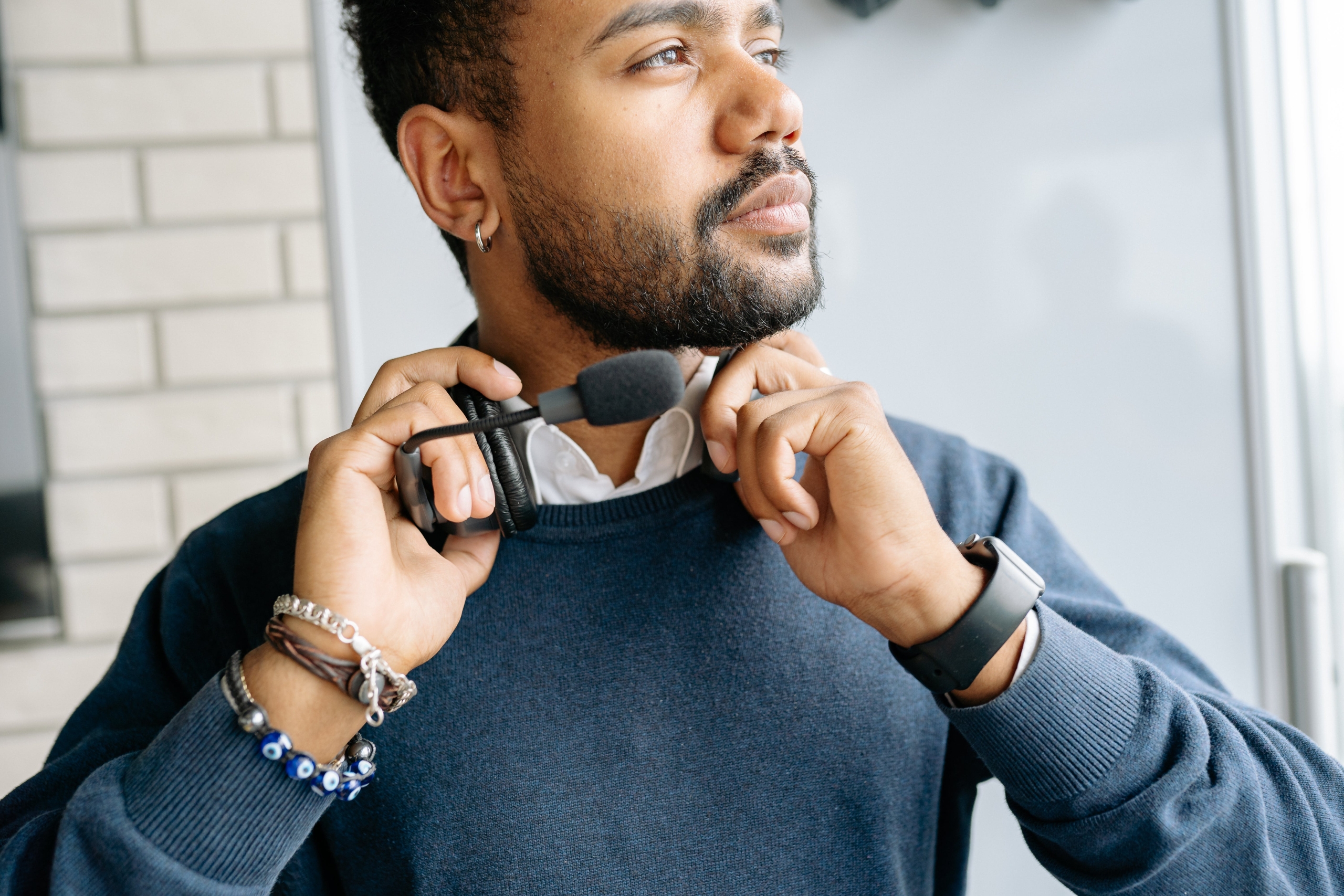 Jak wybrać idealne bransoletki męskie – poradnik dla panów. Trendy w biżuterii męskiej ze stali szlachetnej